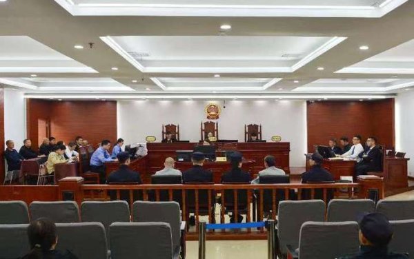 镕盛配资 26年前“武校投毒案”一审择期宣判：朱某某否认买凶投毒 7名死者家属各提百万赔偿