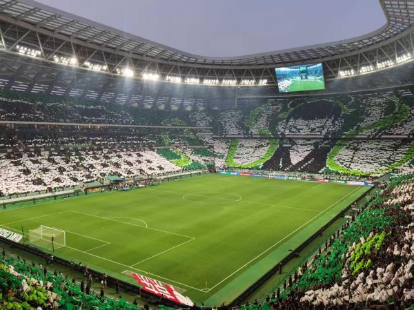 策略资本 国安球迷展示TIFO：北看台为哪吒，西看台为德胜门箭楼